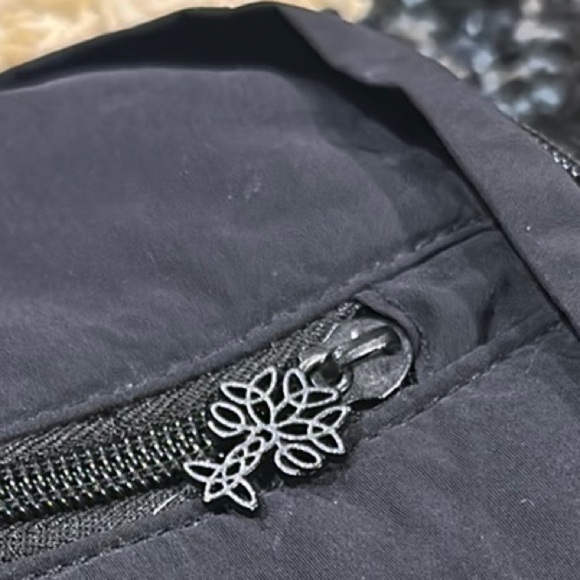 Sleek Black Crossbody Sling Bag for Effortless Style - Picture 3 of 9